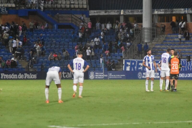 Jugadores del Recre al final del partido. (Tenor)