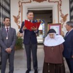 El alcalde Gustavo Cuellar da lectura al acuerdo plenario de reconocimiento y homenaje a la congregacion