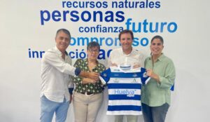 Aguas de Huelva renueva su compromiso con el Club Bádminton IES La Orden