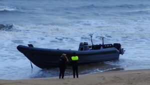 Fotonoticia | Aparece una lancha con tres potentes motores en la playa de Mazagón