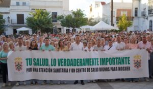 Concentración masiva en Moguer ante el colapso de su centro de salud