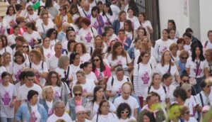 Multitudinaria marcha solidaria contra el cáncer de mama en Moguer