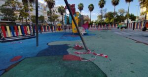 El PSOE denuncia el “peligroso estado” del parque infantil de la plaza Andévalo de La Orden