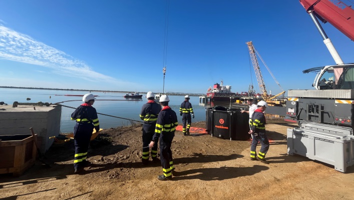 Simulacro de vertido de un buque en el puerto exterior de Huelva