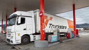 Los camiones de Trucksters utilizarán diésel 100% renovable de Cepsa fabricado en Huelva