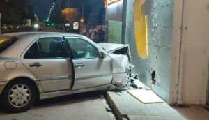 Vídeo | Un coche se empotra contra un muro en la avenida Diego Morón de la capital