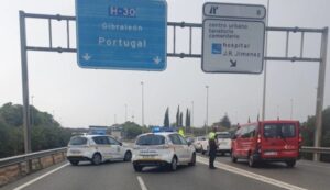 El accidente de un camión provoca el corte de la H-30 en Huelva