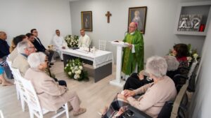 El obispo de Huelva inaugura la capilla de la residencia de mayores Mirador del Odiel