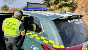 Pillados tras tirar tres kilos de hachís por la ventanilla del coche en un control en la A-49