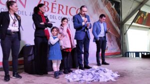 Carmen Castro, de Sevilla, ganadora del Sorteo ‘Su Peso en Jamón’, con el que se llevará 70,9 kilos de jamón ibérico