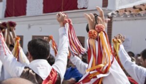 La danza y el folclore de 16 municipios de la provincia tomarán este sábado la Gran Vía de Huelva