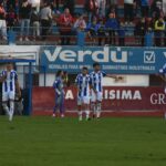 Jugadores del Recreativo tras encajar un gol. (Tenor)