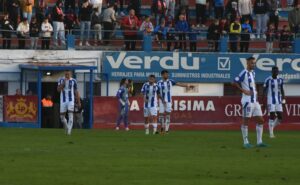 Jugadores del Recreativo tras encajar un gol. (Tenor)