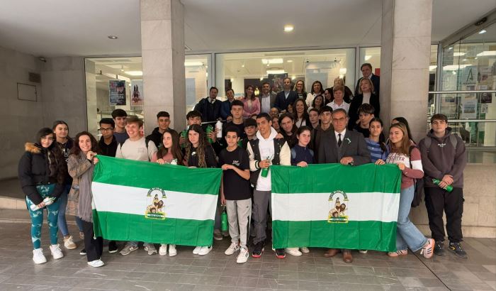 Una exposición hemerográfica y bibliográfica abre la programación por el 4D en Huelva