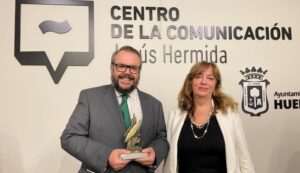 Luis de Vega recibe en su Huelva natal el Premio Ángel Serradilla 2024