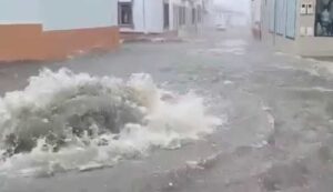 Vídeos | Una tromba de agua provoca inundaciones en varias calles de Bollullos