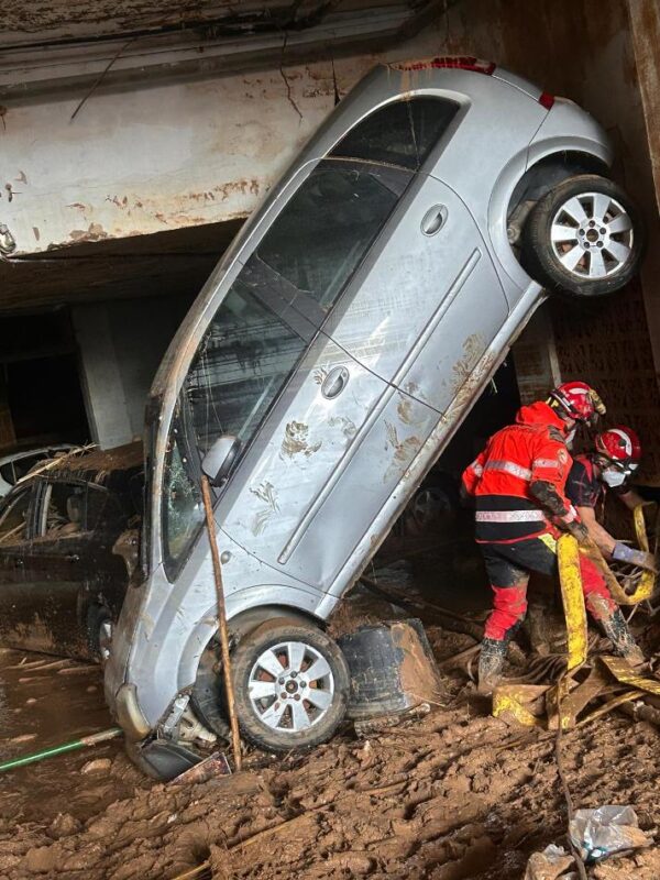 El trabajo de los bomberos de Huelva en un aparcamiento subterráneo de Catarroja, en imágenes