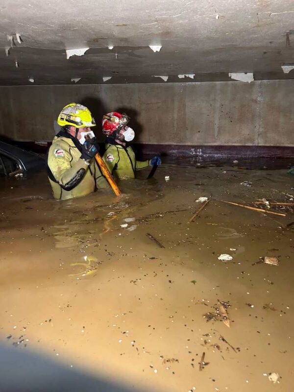 El trabajo de los bomberos de Huelva en un aparcamiento subterráneo de Catarroja, en imágenes