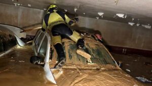 El trabajo de los bomberos de Huelva en un aparcamiento subterráneo de Catarroja, en imágenes