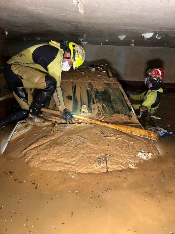 El trabajo de los bomberos de Huelva en un aparcamiento subterráneo de Catarroja, en imágenes