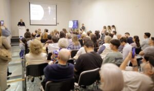 Pedro Piqueras repasa 50 años de periodismo en una conferencia en Huelva