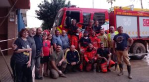 La emotiva sorpresa de vecinos de Catarroja a un bombero de Huelva por su cumpleaños