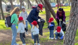 Pequeños del Cardenal Spínola limpian de basuraleza los pinos de Aljaraque