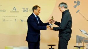 Festival de Cine: Un emocionado Guillermo Rojas recibe el premio Mejor Cineasta de Andalucía