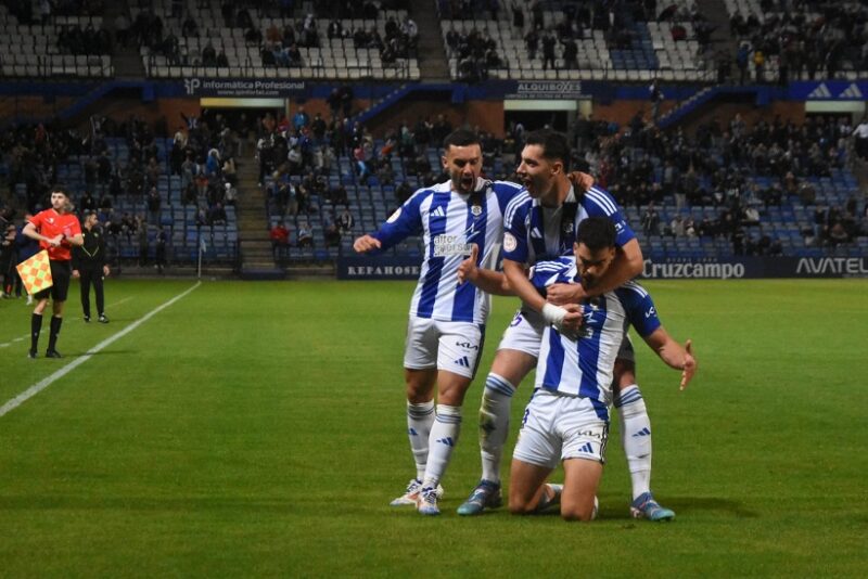 Jugadores del Recre ceebrando el gol. (Tenor)