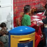 El buzón de Correos en el Mercado Navideño de Huelva, a pleno rendimiento