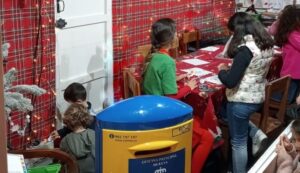 El buzón de Correos en el Mercado Navideño de Huelva, a pleno rendimiento