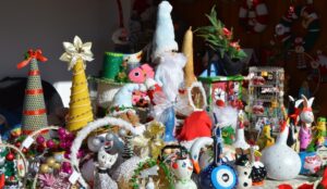 Artículos de regalo, dulces típicos y decoración, en el Mercadillo Navideño de San Juan del Puerto