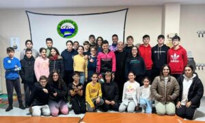 'Chamba' comparte su inspiradora trayectoria con los deportistas del Club Natación Huelva