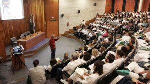 Pacientes del Juan Ramón Jiménez comparten experiencias en la I Jornada de Humanización