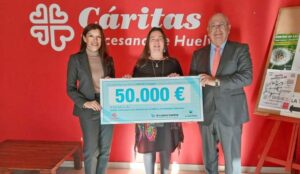 Fundación Atlantic Copper entrega dos cheques de 50.000 euros para atender a víctimas de la DANA