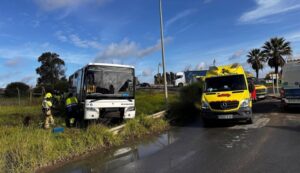 Tres heridos leves en el choque entre un autobús escolar y un camión en Gibraleón