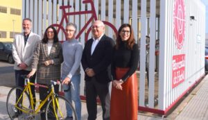 El campus de El Carmen cuenta ya con su tercer aparcamiento protegido para bicicletas