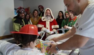 La emocionante visita de Papá Noel a los niños del Juan Ramón Jiménez, en imágenes