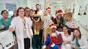 Los Reyes Magos visitan a los pacientes del Infanta Elena