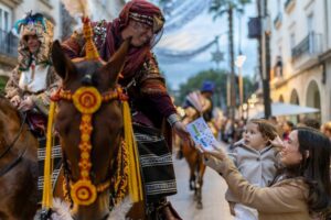 El Heraldo Real anuncia la llegada de los Reyes Magos en Huelva