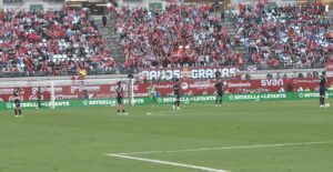 Jugadores del Recreativo tras encajar un gol. (Tenor)
