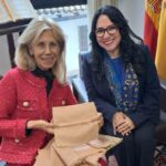 La embajadora de Guatemala visita a temporeros de su país que trabajan en la campaña agrícola