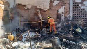 Bomberos extinguen un incendio en una nave utilizada como vivienda en Moguer